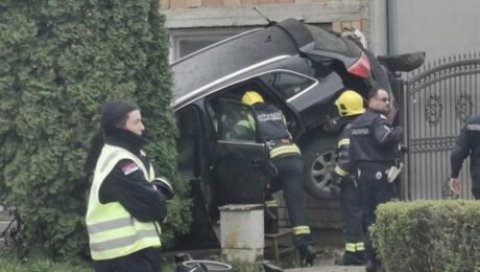 НЕСВАКИДАШЊА НЕСРЕЋА У БАЧКОЈ ПАЛАНЦИ: Ауди слетео са пута, па се попео на зид куће (ФОТО)