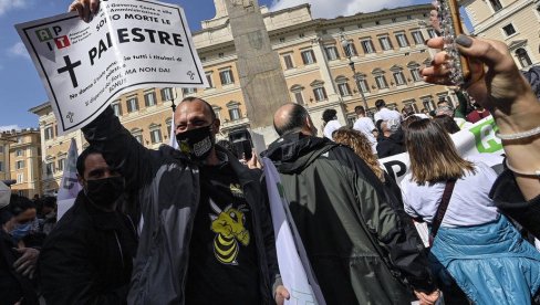 У ИТАЛИЈИ ПОЧЕО ХАОС СА ПРОТЕСТИМА ПРОПАЛЕСТИНА: Блокиране вечерас железничке станице у више градова У ИТАЛИЈИ ПОЧЕО ХАОС СА ПРОТЕСТИМА ПРОПАЛЕСТИНА: Блокиране вечерас железничке станице у више градова