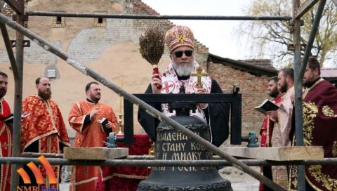 ОСВЕШТАНО ЗВОНО ХРАМА У КРАЈИШНИКУ: Епископ Никанор се помолио са народом, градња храма Светог Пантелејмона напредује великом брзином (ФОТО)