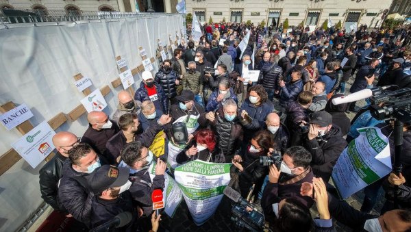 РАСТЕ БЕС, МОГУЋА ЕСКАЛАЦИЈА НАСИЉА? У Италији је све напетија ситуација, људи незадовољни забранама излазе на тргове (ФОТО)