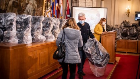 DA NAM DECA BUDU SIGURNA U SAOBRAĆAJU: U Somboru počela podela auto-sedišta za bebe rođene ove godine