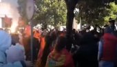 ПОЧЕО ПРОТЕСТ КОМИТА У ПОДГОРИЦИ: Окупљени гађали полицију јајима