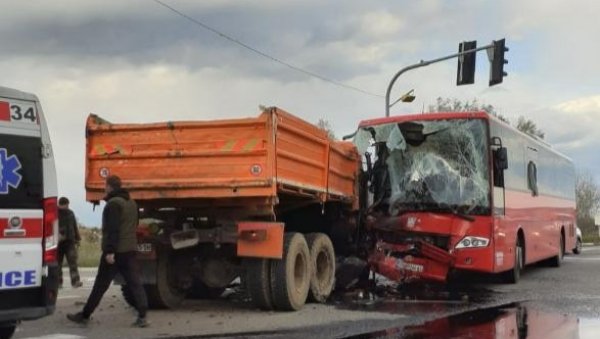 ФОТОГРАФИЈА СА МЕСТА САОБРАЋАЈКЕ КОД ЖЕЛЕЗНИКА: Сударили се аутобус и камион, повређени превезени на ВМА