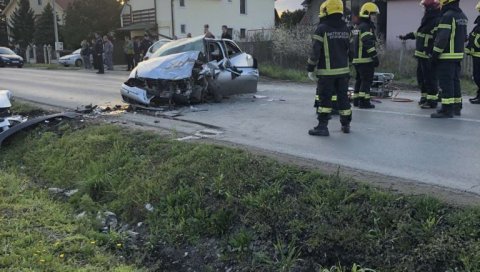 СНИМАК СА МЕСТА ТЕШКЕ САОБРАЈКЕ: Хитна помоћ одвози повређене у Шангајској улици (ВИДЕО)