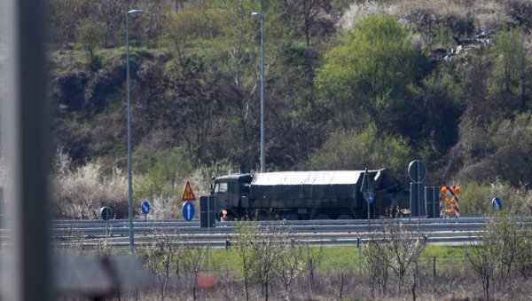 ДРАМА КОД ОСТРУЖНИЦЕ: Војни камион слетео с пута - саобраћај заустављен