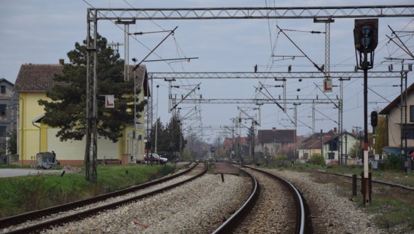 НЕСРЕЋА НА ПРУЖНОМ ПРЕЛАЗУ КОД ЛОЗНИЦЕ: Теретни воз гурао ауто 200 метара, ватрогасци секли лим да извуку људе из кола