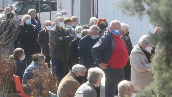 У БАЊАЛУЦИ РЕДОВИ ЗА ВАКЦИНЕ: Велико интересовање грађана, нарочито најстаријих,  за имунизацију против короне