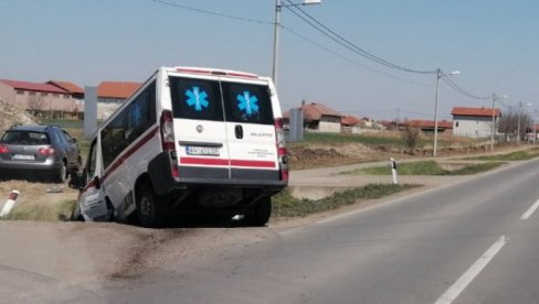 KOLA HITNE POMOĆI U JARKU: Saobraćajna nesreća juče u zemunskoj Šangajskoj ulici, srećom, bez povređenih