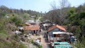 KRADU STRUJU, ISPRED KUĆA SMEĆE: Stanovnici nehigijenskog naselja na Bežanijskoj kosi rade šta hoće, reakcija nadležnih bez rezultata (FOTO)