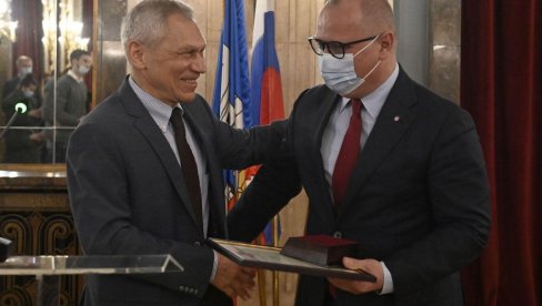 ŽIVELA RUSIJA, ŽIVELA SRBIJA! Ambasador Aleksandar Bocan - Harčenko, uručio medalju Goranu Vesiću