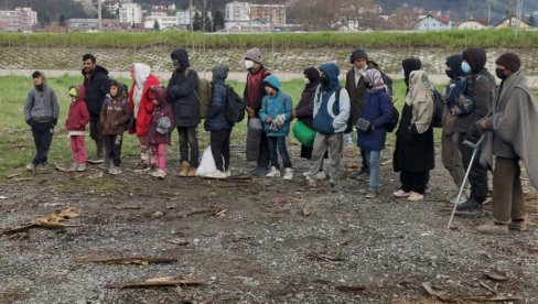 PUCALI NA DRINU! Policija u LJuboviji pronašla tridesetak ilegalnih migranata (FOTO)