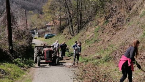 СЛОГА КУЋУ ГРАДИ: Мештани Рогљева очистили пут до пивница