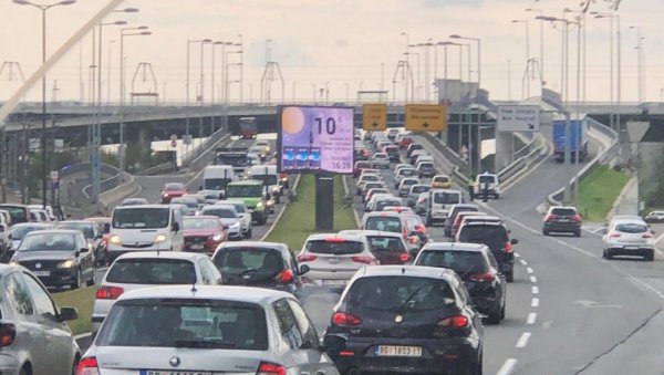 ОГРОМНЕ ГУЖВЕ КОД МОСТА НА АДИ: Због саобраћајне незгоде формиране велике колоне аутомобила (ФОТО)