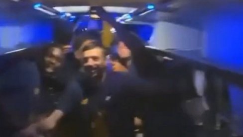 RAZUZDANI KATALONCI: Pio se alkohol u autobusu, Alba izigravao konobara (VIDEO)