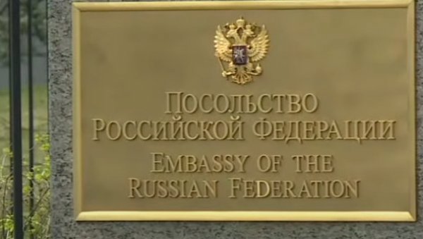 КЕЧАПОМ НА РУСКУ АМБАСАДУ У ПРАГУ: Седам особа ухапшено под сумњом да су полили зидове овог објекта (ФОТО)