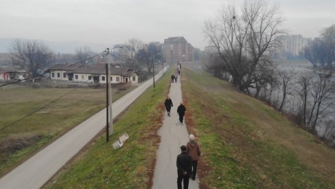 ЧАЧАНКЕ У СТРАХУ ОД НАПАДАЧА: У насељу Сува Морава непознати младић спопада жене ЧАЧАНКЕ У СТРАХУ ОД НАПАДАЧА: У насељу Сува Морава непознати младић спопада жене