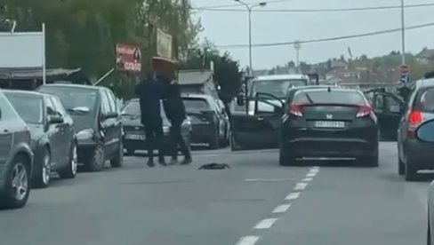 STRAŠNA TUČA U ŽARKOVU:  Muškarci se tuku nasred ulice, sevaju šipke i stolice (VIDEO)