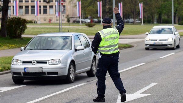 ПОВРЕЂЕН САОБРАЋАЈАЦ У БЕОГРАДУ: Из камиона испала метална конструкција и пала на њега!