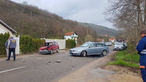 ПРВЕ ФОТОГРАФИЈЕ СА МЕСТА НЕСРЕЋЕ: Тежак удес код Ниша - смрскан аутомобил на путу