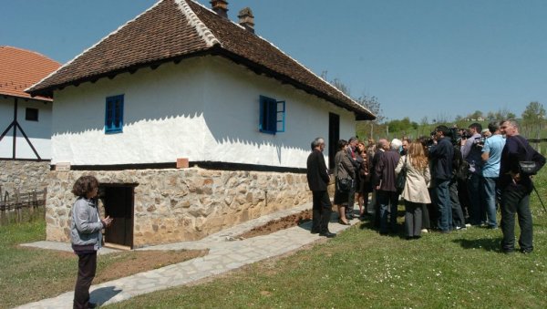 РОД СЛАВИ ЈЕЗИК И ПИСМО: Почела велика културна светковина у Вуковом Тршићу