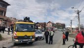 САОБРАЋАЈНА НЕСРЕЋА У НОВОМ ПАЗАРУ: Девојчицу (10) ударио ауто док је ходала тротоаром, дете добило тешке телесне повреде