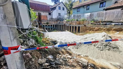 СВИ МОРАЈУ ДА НАПУСТЕ СТАНОВЕ ДО 7 ЧАСОВА: Наређена евакуација на делу Бановог брда због вађења авионске бомбе СВИ МОРАЈУ ДА НАПУСТЕ СТАНОВЕ ДО 7 ЧАСОВА: Наређена евакуација на делу Бановог брда због вађења авионске бомбе