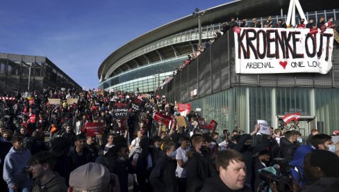 NAVIJAČI ARSENALA SE SKUPILI OKO STADIONA: Najvatrenije pristalice tobdžija protestovali protiv vlasnika kluba  (VIDEO)