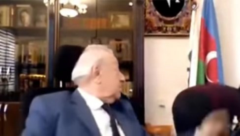 NISKE STRASTI U KABINETU POLITIČARA: Mlada sekretarica se okrenula, a on nije odoleo - tvrdi da su se šalili (VIDEO)