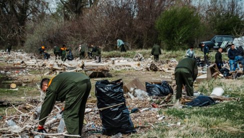 OČISTILI PRIOBALJE LABUDOVOG OKNA: Od reciklaže prikupljene plastične ambalaže pomažu dečaku iz Kovina