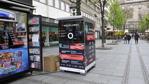 ZARADA OD 3 DO 5 DINARA: Prvi reciklomat od 25 postavljen na uglu Knez Mihailove i Obilićevog venca