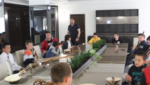 GUSLAR SA ŠEST GODINA: U Trebinju veliko interesovanje za školu gusala, koju vodi Marko Butulija, mališani premašili očekivanja GUSLAR SA ŠEST GODINA: U Trebinju veliko interesovanje za školu gusala, koju vodi Marko Butulija, mališani premašili očekivanja