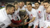 ZVEZDA PROSLAVILA TITULU: Borjan podigao pehar, igrači nisu skidali osmeh sa lica (FOTO)