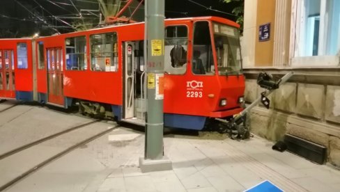 TRAMVAJ IZLETEO IZ ŠINA NA DORĆOLU: Vozač povređen, grdosija zamalo da udari u zgradu! (FOTO)