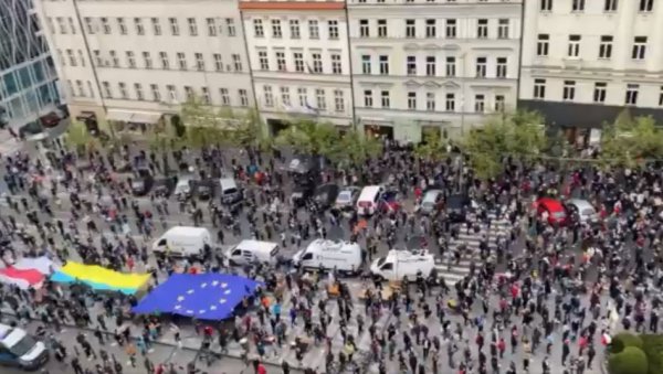 ЧЕСИ ИЗАШЛИ НА УЛИЦЕ: Оптужују председника Земана за издају (ВИДЕО)