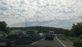 AKO MOŽETE, NE IDITE KA NIŠU: Kilometarske kolone na auto-putu, šleper napravio haos na izlasku iz Beograda, gužva i na mostu Gazela (FOTO)