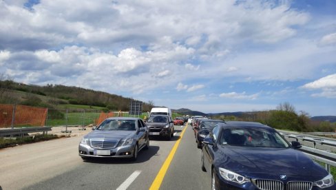 ОБАВЕШТЕЊЕ ЗА ВОЗАЧЕ: Успорен саобраћај на Милошу Великом, због незгоде за возила отворена само претицајна трака