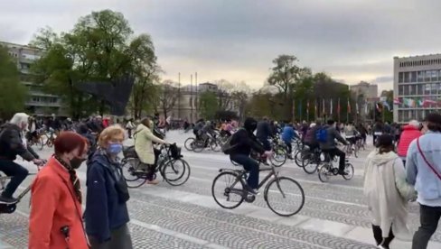 SMRT JANŠIZMU - SLOBODA NARODU: Demonstranti zapalili logorske vatre ispred Skupštine u LJubljani (VIDEO)