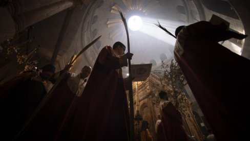 ČUDO U JERUSALIMU: Blagodatni oganj sišao u Hram Groba Gospodnjeg (FOTO)