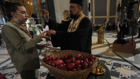 NAJLEPŠE SLIKE IZ HRAMA SVETOG SAVE: Patrijarh Porfirije služio liturgiju, delila se vaskršnja jaja, a najviše su uživali mališani (FOTO)