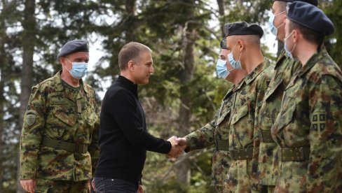 HEROJSTVO POKAZALI U NAJTEŽIM TRENUCIMA: Ministar Stefanović na Vaskrs obišao pripadnike 126. brigade VOJIN