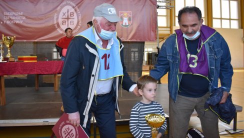 DEDA I UNUK ŠAMPIONI TUCANIJADE: Svečano u Mokrinu, Košničarima pripala sva slava takmičenja (FOTO/VIDEO)