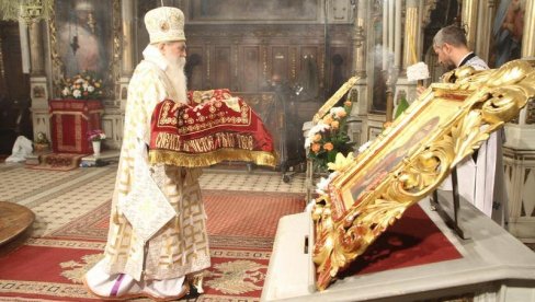 LITURGIJU SLUŽIO VLADIKA IRINEJ: Vaskrs u Sabornom hramu Svetog velikomučenika Georgija u Novom Sadu (FOTO)