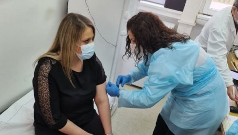 VAKCINACIJA JE MORALNA ODGOVORNOST: Predsednica opštine Trgovište primila prvu dozu, pozvala sugrađane na imunizaciju VAKCINACIJA JE MORALNA ODGOVORNOST: Predsednica opštine Trgovište primila prvu dozu, pozvala sugrađane na imunizaciju