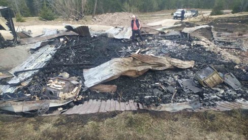 OD LUKSUZNE VIKENDICE OSTALO ZGARIŠTE: Kod Prijepolja obijena, pa zapaljena brvnara (FOTO)