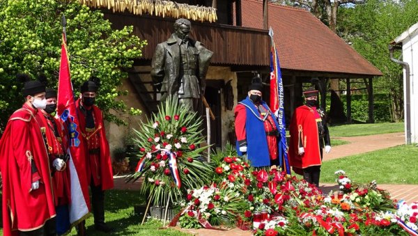 КУМРОВЕЦ СЕ ТИТА НЕЋЕ НИКАДА ОДРЕЋИ: Уз сирене, цвеће и свеће, обележена 41-огодишњица смрти Јосипа Броза (ФОТО)