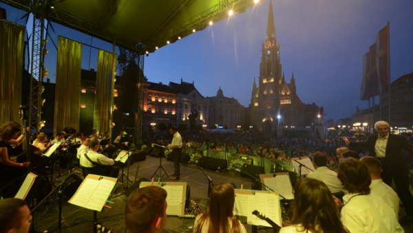 „УКРШТАЊЕ“ ТАМБУРА НА ПЕТРОВАРАДИНСКОЈ ТВРЂАВИ: „Тамбурица фест“ од 19. до 21. августа у Новом Саду