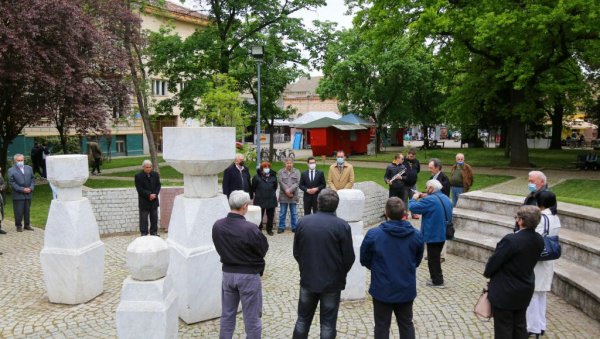 СЕЋАЊЕ НА ИНТЕРНИРЦЕ: У Кикинди положени венци на споменик