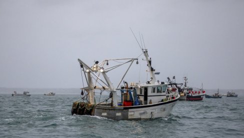 РИБАРИ ИЗВЕЛИ МОРНАРИЦУ: Напетост између Француске и Велике Британије у Ламаншу