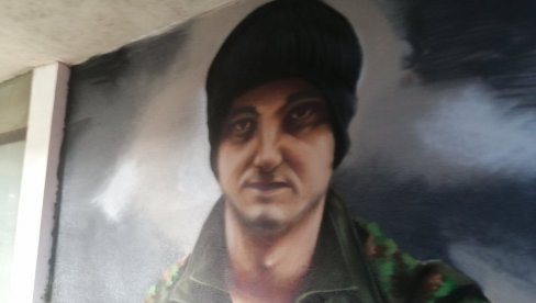 MURAL U VRANJU KOJI CEPA SRCE: Ognjenov prijatelj na najtežem zadatku - Oslikava lik poginulog padobranca u njegovom rodnom gradu MURAL U VRANJU KOJI CEPA SRCE: Ognjenov prijatelj na najtežem zadatku - Oslikava lik poginulog padobranca u njegovom rodnom gradu
