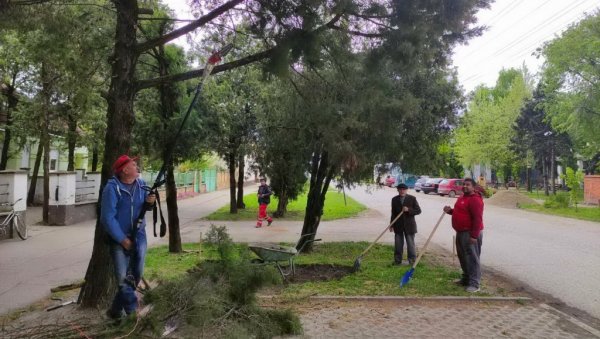 РАДНА АКЦИЈА УРЕЂЕЊА ЦЕНТРА ТОРДЕ: Након напорног рада грађани се почастили чувеним мађарским гулашом (ФОТО)